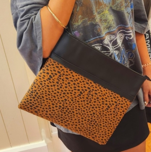 Stylish Black and Brown Leopard Print Gold Ring Clutch - Picture 2 of 3